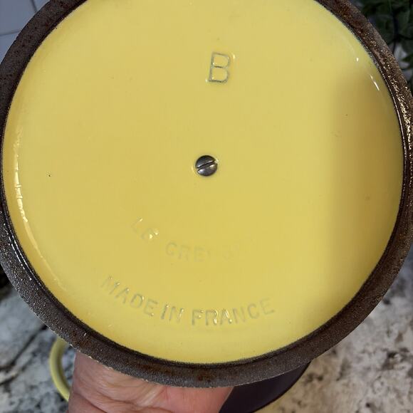 VINTAGE LE CREUSET #B CAST IRON/ENAMEL DUTCH OVEN/LID 2 1/2 QT- YELLOW/GOLD-USED - Picture 4 of 14